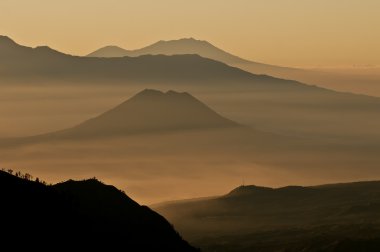 tepeler ve dağlar gün batımında bromo tengger semeru Milli Parkı içinde. Java, Endonezya