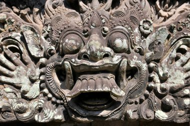 Şeytanlar resmeden oymalar, tanrılar ve Bali mitolojik Tanrılar pura dalem agung padangtegal Tapınağı maymun orman kutsal boyunca ubud, bali bulunabilir.