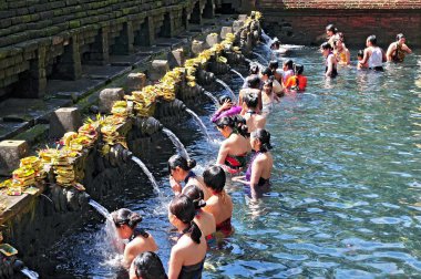 Bali dili hindu ailelerin tirta empul Bali, Endonezya dua ve ruhunu temizlemek için kutsal yaylar için geliyor