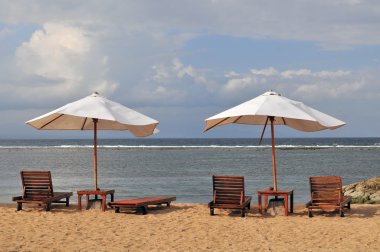 şemsiye ve şezlonglar Kuta bali