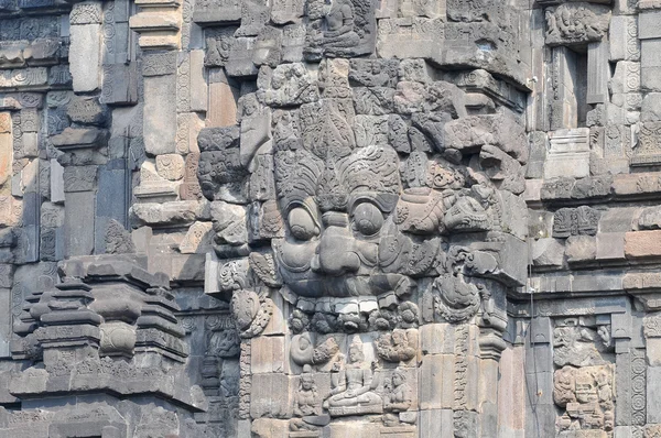 Płaskorzeźby z hinduskiej świątyni prambanan. Indonezja, java, yogyakarta — Zdjęcie stockowe