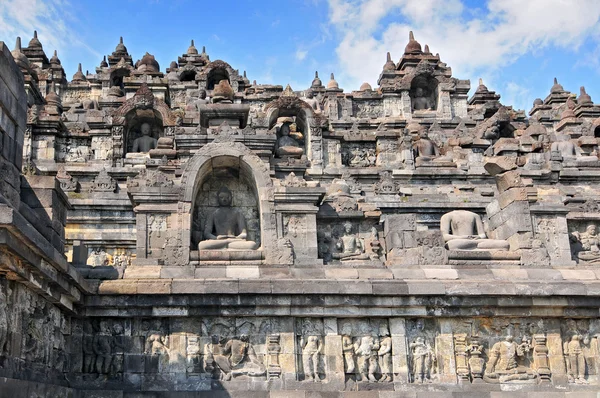 Stúp a socha Buddhy v chrámu borobudur, yogjakarta Indonésie. — Stock fotografie