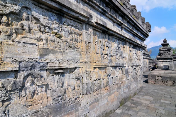 Bas-relief dans l'ancien temple bouddhiste Borobudur, Yogjakarta Indonésie . — Photo