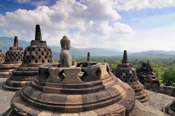 Stup i posąg Buddy w świątyni borobudur, yogjakarta Indonezja. — Zdjęcie stockowe