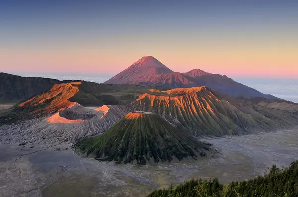 在日出，腾格里莫国家公园，东爪哇，印度尼西亚的婆罗摩火山 — 图库照片