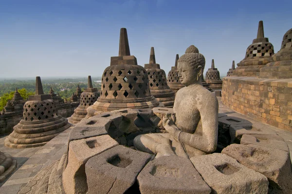 Stoepa's en standbeeld van Boeddha in borobudur tempel, yogjakarta Indonesië. — Stockfoto