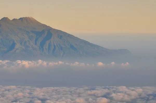 Kopce a hory v bromo tengger semeru národním parku při západu slunce. Java, Indonésie — Stock fotografie