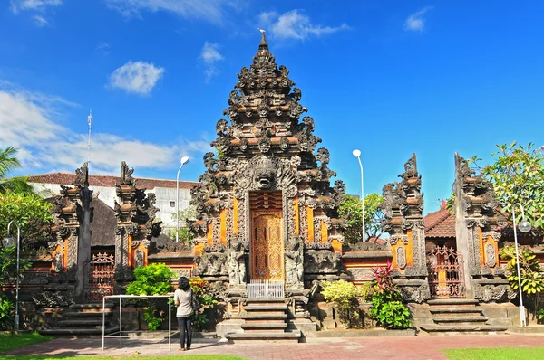 Świątynia tradycyjnej architektury narodowej na wyspie bali, w Indonezji kuta. — Zdjęcie stockowe