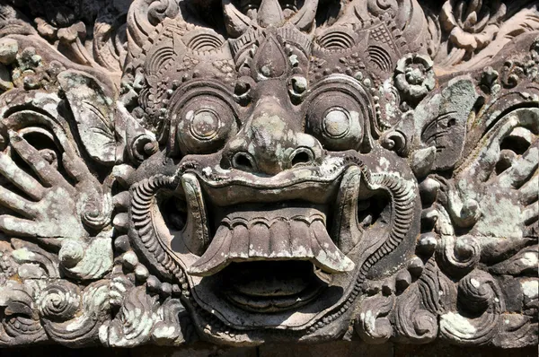 Schnitzereien, die Dämonen, Götter und mythologische Gottheiten aus der balinesischen Mythologie darstellen, finden sich überall im Tempel Pura dalem agung padangtegal im Affenwaldreservat in ubud, bali. — Stockfoto