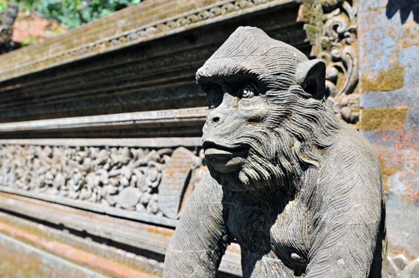 Balijský styl opičí sochařství, ubud monkey forest bali — Stock fotografie