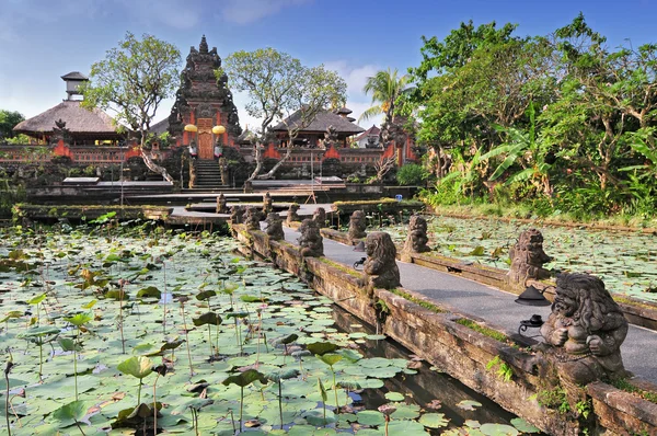 Tempio di Gorgeus Pura Saraswati nel grazioso villaggio di Ubud. Bali, Indonesia — Foto Stock