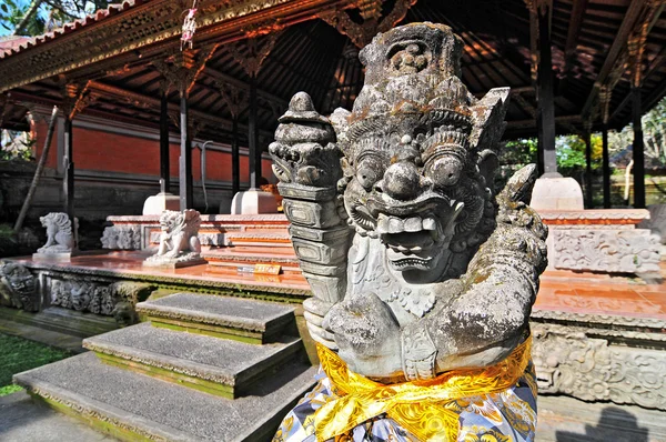 Tallado en piedra en Ubud Palac. Bali, Indonesia . —  Fotos de Stock