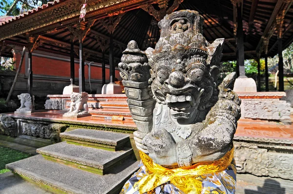 Kő faragás ubud palac. Bali, Indonézia. — Stock Fotó