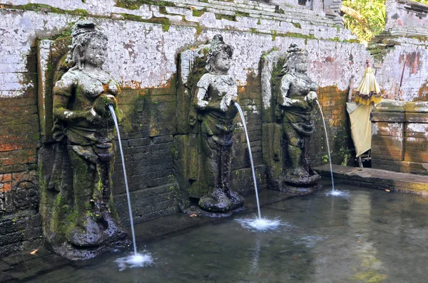 Fuentes en el templo de Goagajah (el templo de la cueva del elefante) en Bali, Indonesia . — Foto de Stock