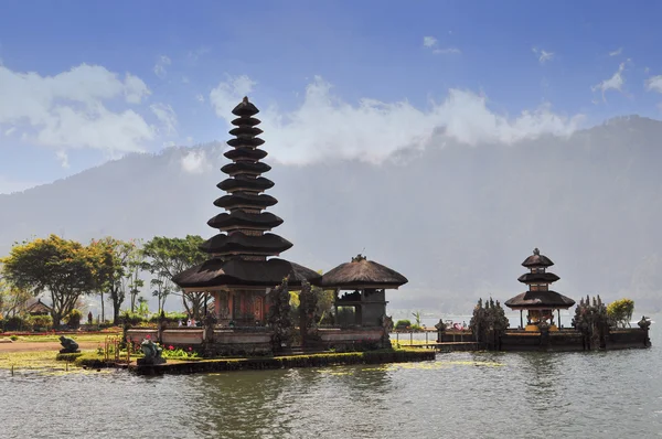 Świątynia Ulun Danu Beratan Lake na Bali Indonezja — Zdjęcie stockowe