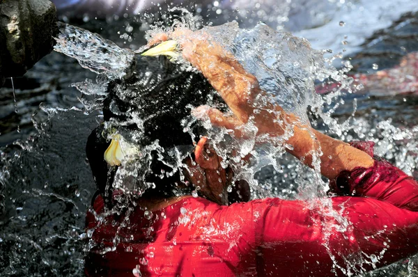 Famílias hindus balinesas vêm para as fontes sagradas de Tirta Empul em Bali, Indonésia para orar e limpar sua alma — Fotografia de Stock