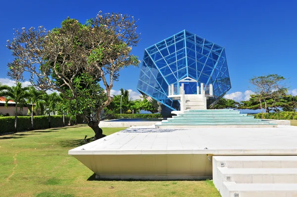 De ruitvormige bruiloft kapel ligt in de grand bali beach hotel. — Stockfoto