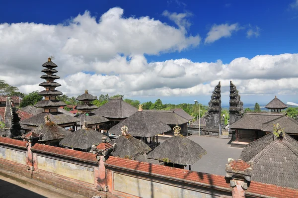 ブサキ寺院複雑なプラ penataran アグン山、バリのヒンドゥー教寺院、インドネシア — ストック写真