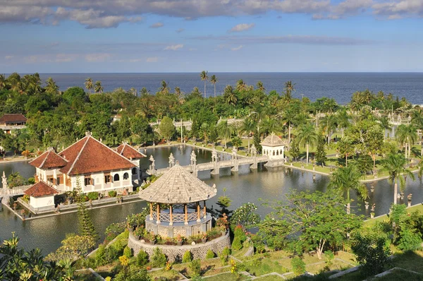 Panorama tirtagangga taman ujung vodní palác na bali — Stock fotografie