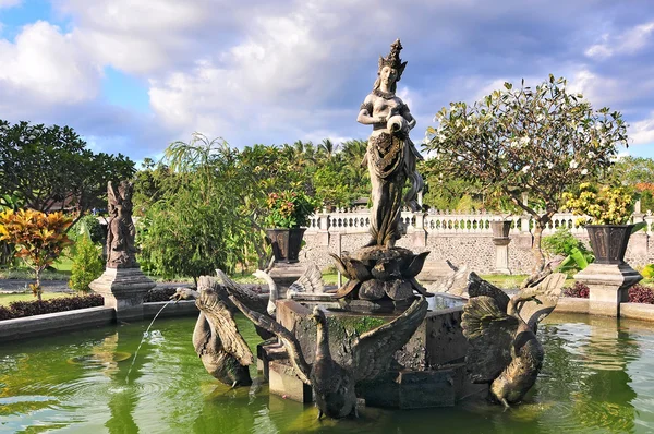 Fonte grande no palácio de água real e piscinas Tirthagangga, Bali — Fotografia de Stock