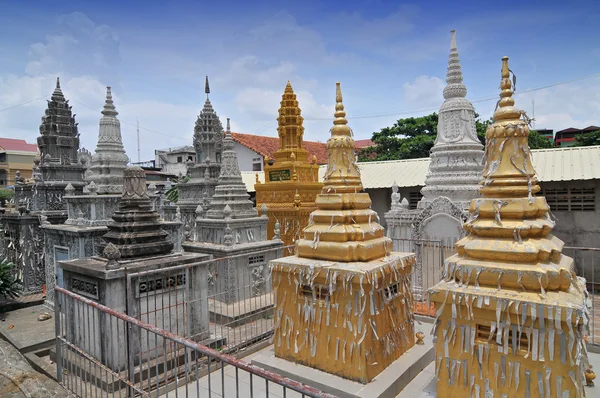 Buddhistiska tempel och stupas i phnom penh, Kambodja — Stockfoto