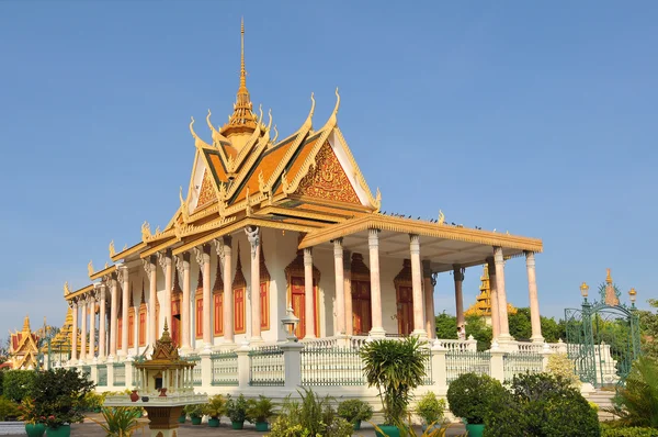 Famous Silver Pagoda inside the royal palace grounds Phenom Phen Cambodia — Stock Photo, Image