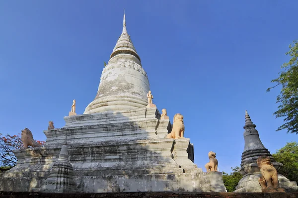Stupa na wat phnom v phnom penh, chrám, který dal své jméno hlavního města Kambodže. — Stock fotografie