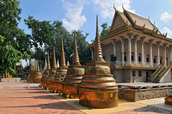 Cambodia, phnom penh, gouden stoepa's van een wat in het zonlicht, phnom penh — Stockfoto