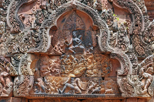 Detalj av en av de flera relieferna i templet banteay srei. Angkor. Kambodja — Stockfoto