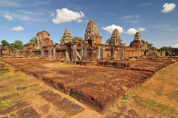 View of the ancient Khmer temple of East Mebon, part of the Angkor complex at Siem Reap, Cambodia. — Stock Photo, Image