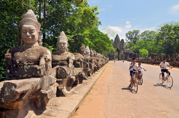 Reuzen boeddhabeelden in front Zuid-poort van angkor tom — Stockfoto