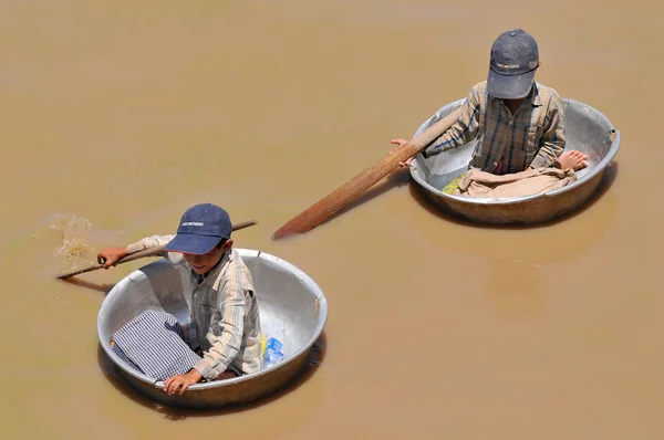 Boys in Homemade Boat - Tonle Sap, Cambodia — Stock Photo, Image