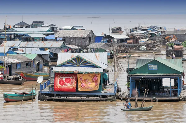 El pueblo en el agua (komprongpok) en el lago Tonle savia en Camboya — Foto de Stock