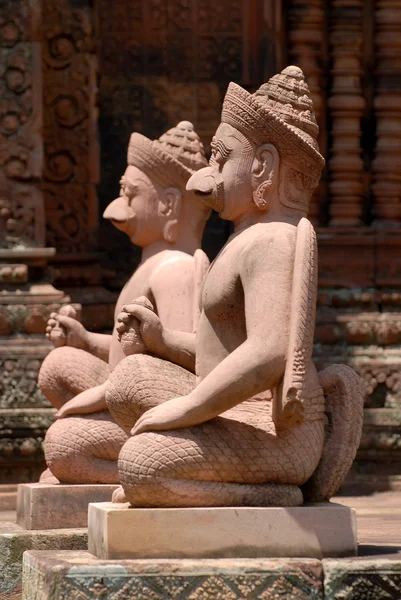 Pink stone guardian statue carvings of Banteay Srei, Siemreap, Cambodia. — Stock Photo, Image