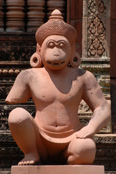 バンテアイ ・ スレイ、シェムリ アップ、カンボジアのピンク石守護像彫刻. — ストック写真