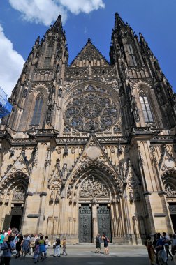 Çek Cumhuriyeti Prag Şatosu 'ndaki St. Vitus Katedrali' nin ana girişinin ön görüntüsü