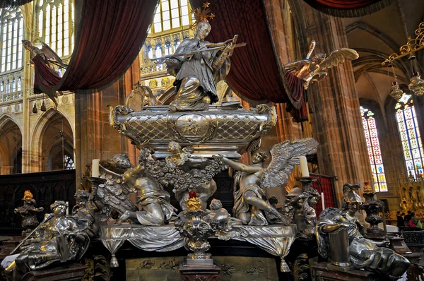 Tumba de Juan de Nepomuk en la Catedral de San Vito — Foto de Stock