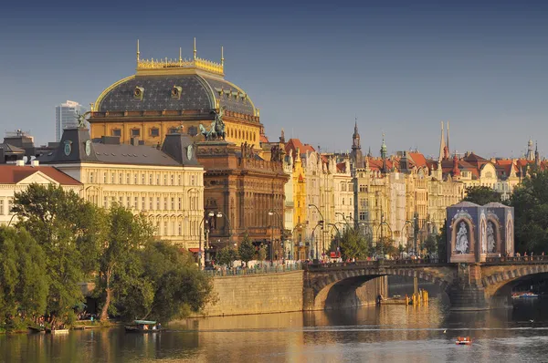 Όμορφη Εθνικού Θεάτρου Πράγας κατά μήκος του ποταμού Μολδάβα — Φωτογραφία Αρχείου