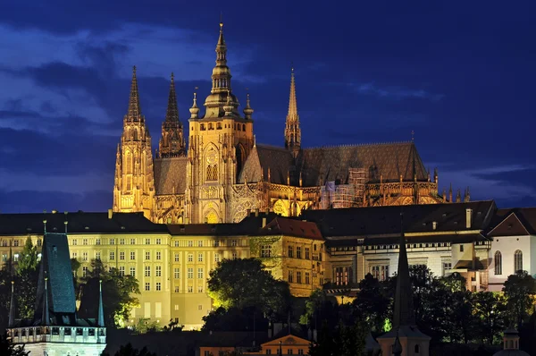 Вечерний вид на Пражский град над рекой Влтава, Чехия — стоковое фото