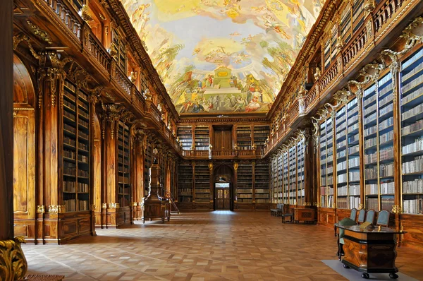 Historische Bibliothek des Strahov-Klosters in Prag, philosophischer Saal — Stockfoto