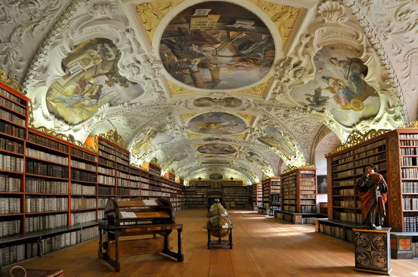 Historyczne biblioteki klasztoru strahov w Pradze, sali teologicznej — Stockfoto