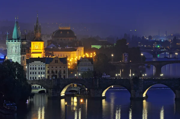 Večerní pohled na řeku Vltavu a mosty, Praha — Stock fotografie