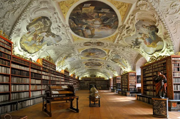 Historiska bibliotek av strahov-klostret i Prag, teologiska hall Stockbild