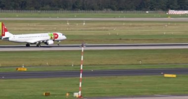 Havalimanı ve havalanan uçaklar