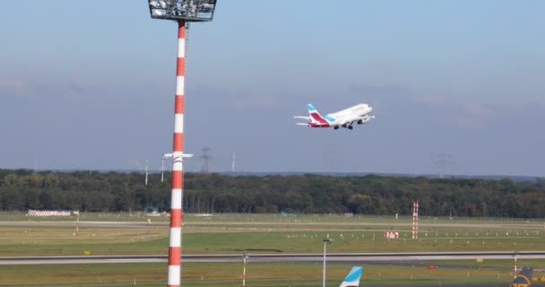 Luchthaven Met Vliegtuigen Die Opstijgen — Stockvideo