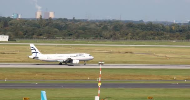 飛行機が離陸する空港 — ストック動画