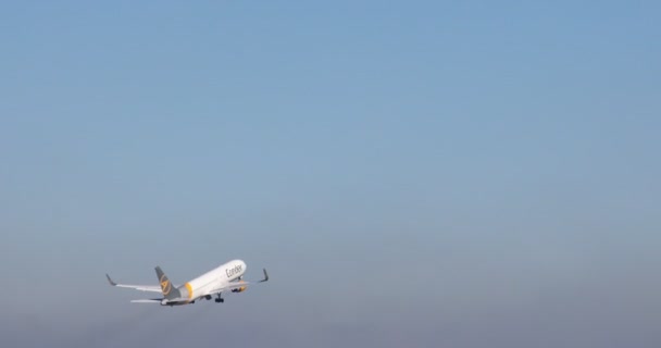 Flughafen Mit Startenden Flugzeugen — Stockvideo