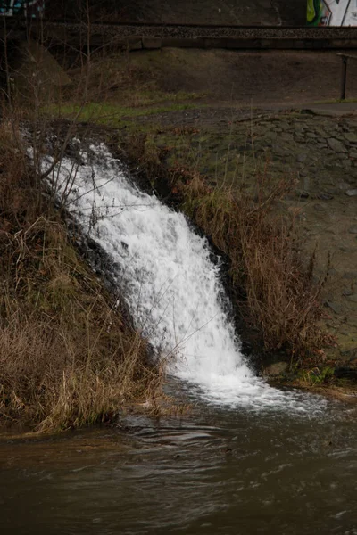 Nehirdeki çeşmeli şelale