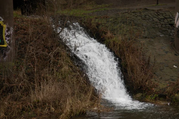 Nehirdeki çeşmeli şelale