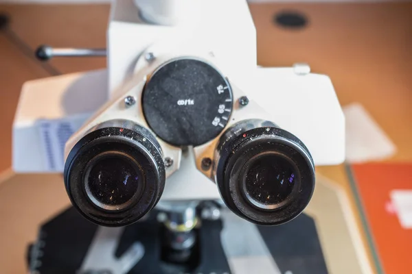 Vetenskapligt Mikroskop Med Ögonavföring Och Linser — Stockfoto